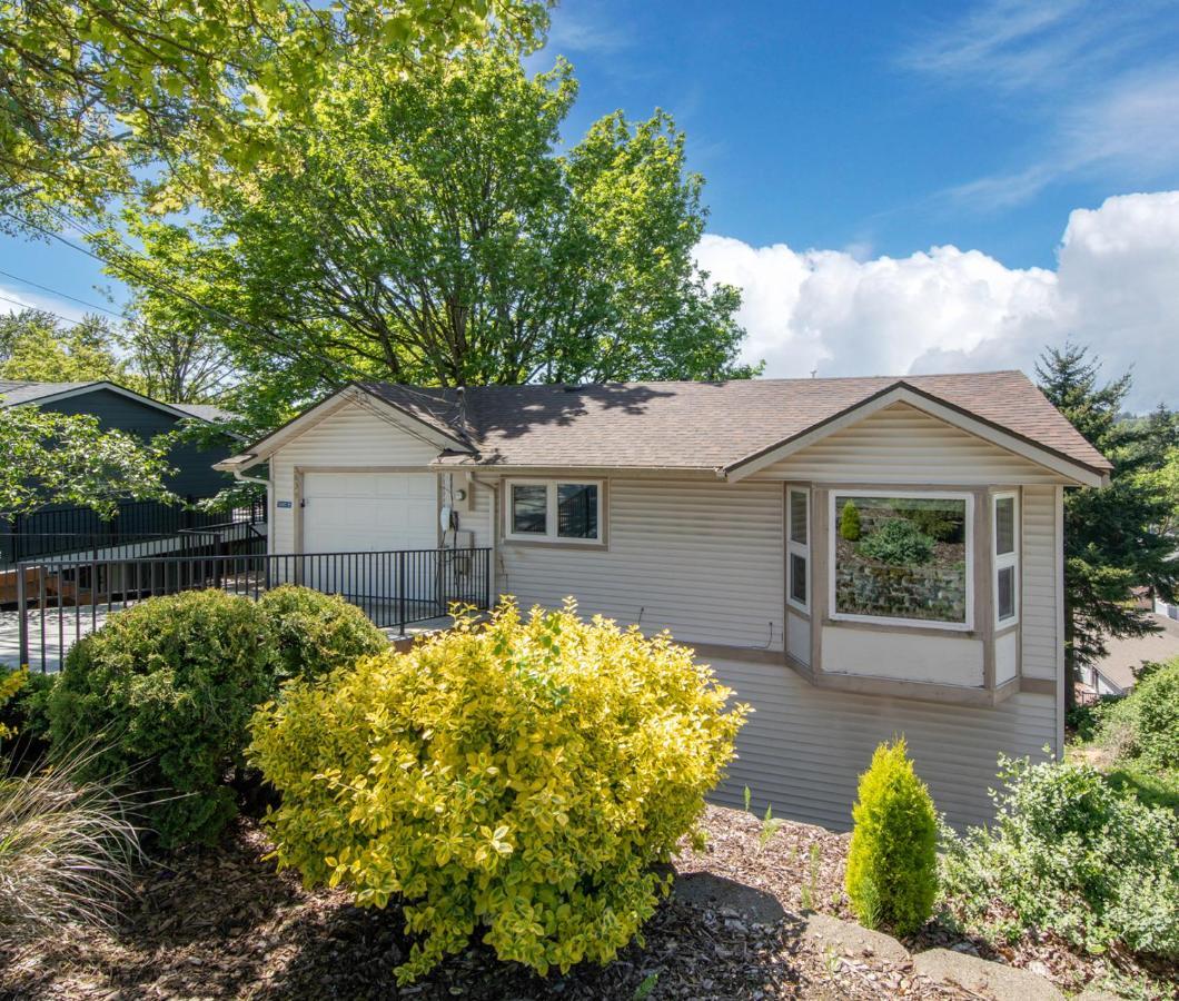 High Point Guesthouse - Next To Seattle Chinese Garden Екстериор снимка